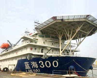 2014年  300T/115m鋪管船“藍海一號” 船東：天津恒泰海洋工程